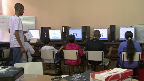 Los-Niños-De-La-Favela-Aprenden-A-Usar-Computadoras-En-La-Escuela-Local.