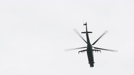 Helicóptero-De-Ataque-Ruso-Pesado,-Cabezas-De-Artillería-A-La-Vista,-Cámara-Lenta,-Armamento-De-La-Guerra-Fría-Y-Equipo-De-Guerra