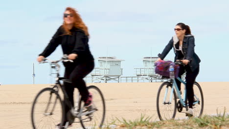 Fahrradfahrer-Am-Strand