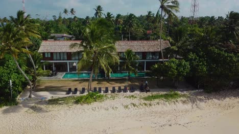 Ein-Wunderschönes-Hotel,-Umgeben-Von-Sand-Und-Palmen---Mirissa---Sri-Lanka