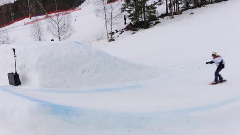 Nahaufnahme-Einer-Snowboarderin,-Die-In-Zeitlupe-Tricks-Auf-Einer-Schanze-Macht