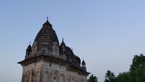 Khajuraho-Tempel-Mit-Zeitlupe-Von-Zwitschernden-Und-Herumfliegenden-Vögeln