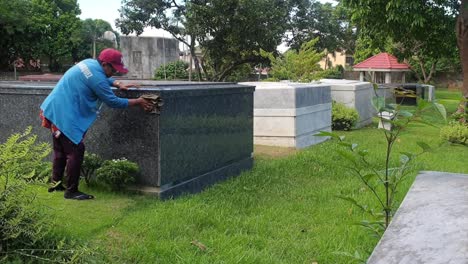 El-Cuidador-Del-Cementerio-Limpia-Las-Tumbas-Del-Cementerio-Dentro-Del-Parque-Conmemorativo-De-Manila-En-Manila,-Filipinas