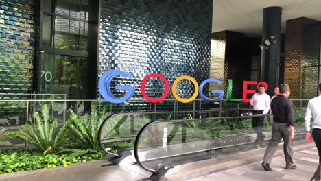 Menschen-Gehen-An-Der-Google-Beschilderung-Im-Erdgeschoss-Des-Google-Büros-In-Singapur-Vorbei