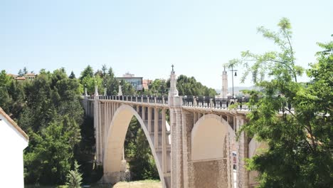 Herauszoomen-Vom-Viaducto-De-Fernando-Hué-In-Der-Calle-La-Florida-In-Teruel,-Spanien,-Mit-Menschen,-Die-über-Die-Brücke-Gehen