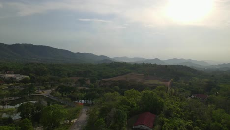 Montañas-Y-Una-Universidad-Comunitaria,-Muak-Klek,-Saraburi,-Tailandia