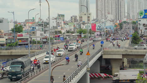 Coches-Ocupados-Con-Atascos-De-Tráfico-En-La-Hora-Punta-En-La-Calle-De-La-Autopista-En-El-Puente-En-El-Centro-De-Ho-Chi-Minh,-Ciudad-Urbana-En-Asia,-Vietnam