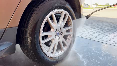 Cleaning-of-rims-at-a-touchless-car-wash-in-Volvo-XC60-car