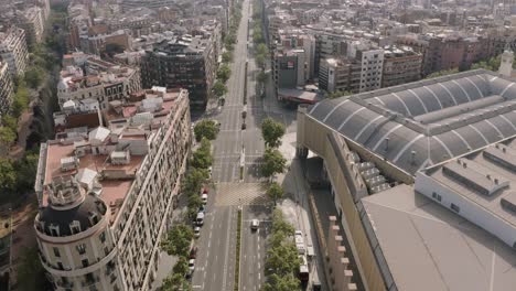 Calles-Vacías,-Tejados,-Piscinas-Y-Zonas-Comerciales-De-Barcelona,-España-Durante-El-Cierre-Del-Coronavirus