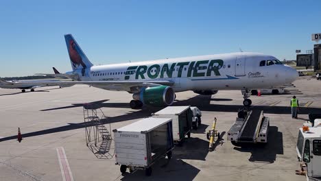 Frontier-Airlines-Airbus-A320-Nähert-Sich-Dem-Gate-Am-ATL-In-Orville,-Der-Kardinal-Lackierung