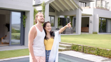 Una-Pareja-Diversa-Relajándose-Junto-A-La-Piscina-Con-Un-Fondo-Azul