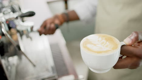 Afroamerikanischer-Barista-Präsentiert-Einen-Frisch-Zubereiteten-Cappuccino-Mit-Latte-Art