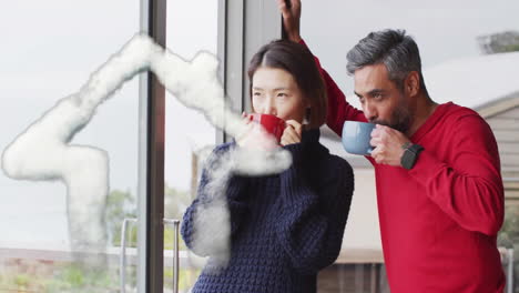 Animation-Der-Hausform-über-Einem-Unterschiedlichen-Paar,-Das-Auf-Dem-Balkon-Kaffee-Trinkt