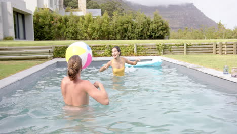 Ein-Junges-Gemischtrassiges-Paar-Genießt-Einen-Spielerischen-Moment-In-Einem-Pool