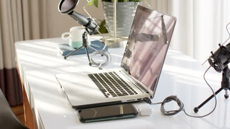 Ein-Laptop-Steht-Auf-Einem-Weißen-Schreibtisch-Neben-Einer-Kaffeetasse-Und-Einer-Topfpflanze-Zu-Hause