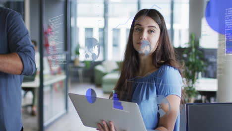 Animación-Del-Procesamiento-De-Gráficos-Sobre-Una-Feliz-Mujer-De-Negocios-Caucásica-Con-Una-Computadora-Portátil-En-Una-Oficina-Informal