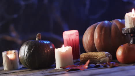 Kerzen-Und-Kürbisse-Sorgen-Für-Eine-Gemütliche-Herbststimmung,-Mit-Platz-Zum-Kopieren