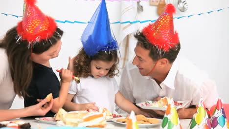 Glückliche-Familie-Während-Eines-Geburtstags