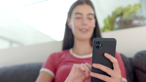 Kaukasisches-Teenager-Mädchen-Mit-Langen-Braunen-Haaren-Benutzt-Zu-Hause-Ein-Smartphone