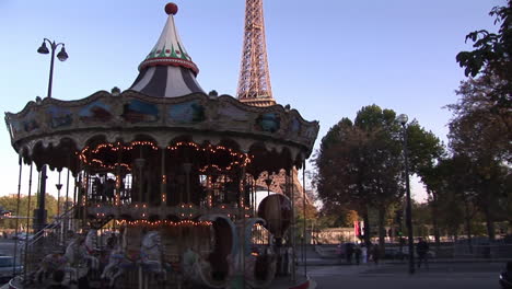 Karussell-Vor-Dem-Eiffelturm