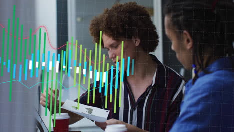 Animation-Von-Daten-Aus-Der-Diagrammverarbeitung-über-Verschiedene-Männliche-Kollegen,-Die-In-Zwangloser-Atmosphäre-Im-Büro-Sprechen