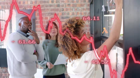 Animation-Der-Datenverarbeitung-Und-Diagramme-über-Verschiedene-Geschäftsleute,-Die-Im-Büro-über-Ihre-Arbeit-Diskutieren