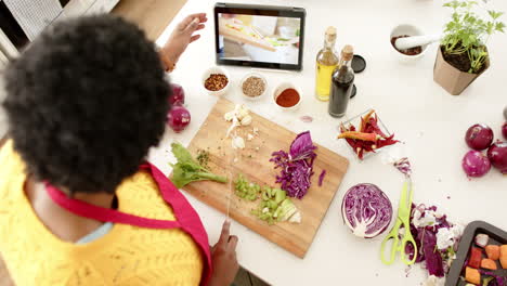 Afroamerikanerin-Folgt-Beim-Kochen-Zu-Hause-Einem-Rezept-Auf-Einem-Tablet