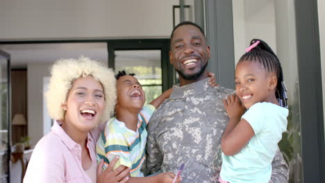 Familia-Birracial-Da-La-Bienvenida-A-Casa-Al-Padre-Soldado-Afroamericano