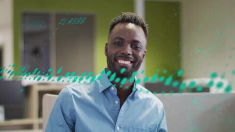 Animation-Der-Datenstromverarbeitung-über-Einem-Glücklichen-Afroamerikanischen-Geschäftsmann,-Der-Im-Büro-Lächelt