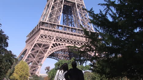 Blick-Auf-Den-Eiffelturm-In-Paris-