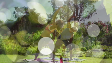 Animation-Von-Lichtflecken-über-Einem-Afroamerikanischen-Paar,-Das-Yoga-Macht,-Sich-Dehnt,-Zeitlupe