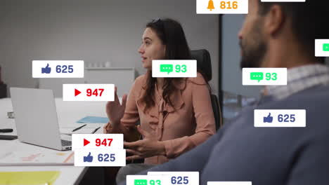 Animación-De-Notificaciones-De-Redes-Sociales-Sobre-Una-Empresaria-Caucásica-En-Una-Reunión-Informal-De-Oficina