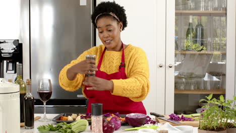 Reproducir-El-Espectáculo-De-Cocina-De-Una-Mujer-Afroamericana-Preparando-Una-Comida-En-Una-Cocina-Soleada