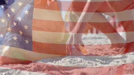 Animación-De-La-Bandera-De-Estados-Unidos-Sobre-Amigos-Diversos-Y-Felices-Reciclando-En-La-Playa-En-Verano.