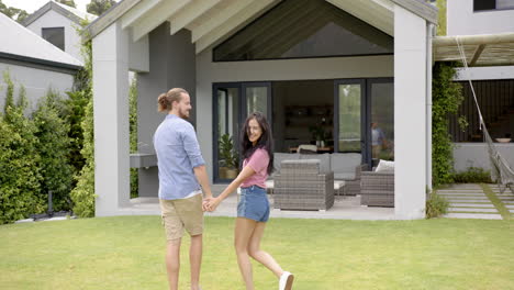 Una-Joven-Pareja-Birracial-Disfruta-De-Un-Momento-En-Su-Patio-Trasero,-Copia-Espacio