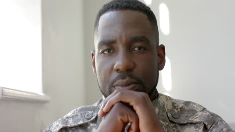 Un-Soldado-Afroamericano-Con-Uniforme-Militar-Parece-Contemplativo-En-Casa