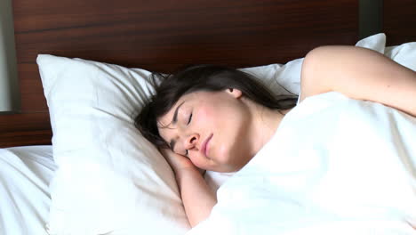 Müde-Frau-Entspannt-In-Einem-Bett-