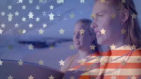 Animation-Der-Flagge-Der-USA-über-Glücklichen-Kaukasischen-Frauen-Mit-Surfbrett-Am-Strand-Im-Sommer
