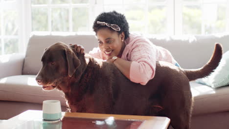 Una-Mujer-Afroamericana-Abraza-A-Un-Gran-Perro-Labrador-Marrón-En-El-Interior-De-Su-Casa