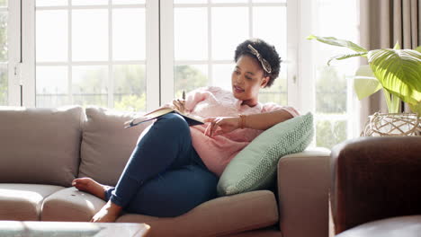 Afroamerikanerin-Liegt-Zu-Hause-Mit-Einem-Buch-Auf-Dem-Sofa