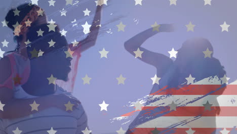 Animation-Der-Flagge-Der-USA-über-Fröhlichen,-Unterschiedlichen-Männern,-Die-Im-Sommer-Frauen-Huckepack-Am-Strand-Tragen