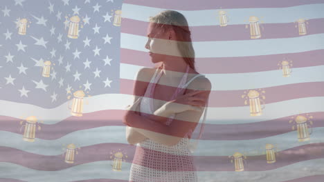 Animation-Der-Amerikanischen-Flagge-Und-Bierkrüge-über-Einer-Glücklichen-Kaukasischen-Frau,-Die-Am-Sonnigen-Strand-Lächelt