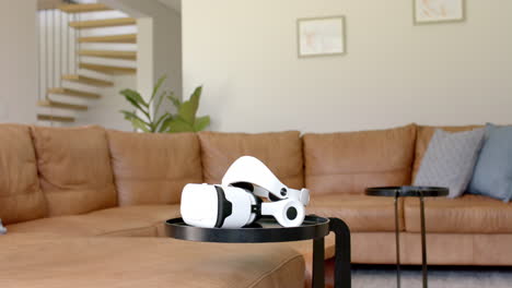 Ein-VR-Headset,-Das-Auf-Einem-Couchtisch-In-Einem-Wohnzimmer-Ruht