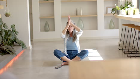 Mujer-Madura-Caucásica-Practicando-Yoga,-Teléfono-Inteligente-Cerca