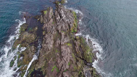 Olas-Espumosas-Blancas-Chocan-Contra-Una-Roca-Cerca-De-La-Costa-De-La-Bahía-De-Nargansett