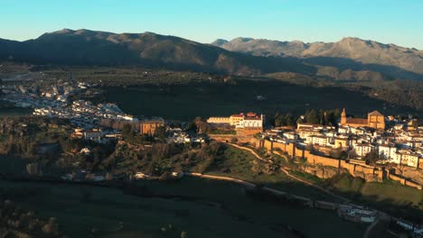 Drone-Aéreo-De-Ronda-Rodeó-La-Muralla-De-La-Ciudad-De-El-Andaluz-Era-Islámica-Morisca-En-España-Durante-La-Puesta-De-Sol-De-La-Hora-Dorada