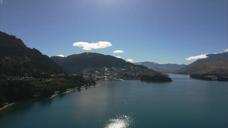 Aerial-establishing-clip-of-Queenstown-on-shore-of-Lake-Wakatipu,-New-Zealand