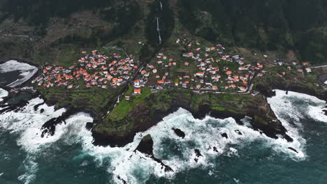 Vista-Aérea-Hacia-La-Ciudad-De-Seixal,-Día-Nublado-En-Porto-Moniz,-Madeira.
