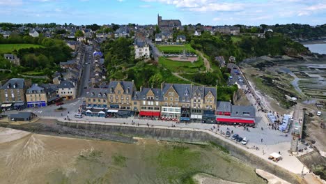 Promenade-Und-Strand-Von-Cancale-Bei-Ebbe-Mit-Austernbänken-Oder-Parks