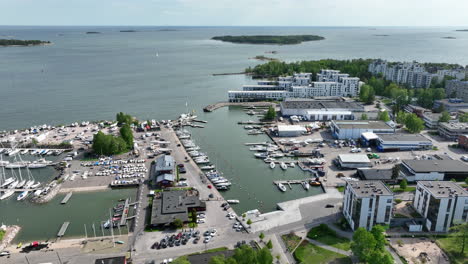 Toma-Aérea-De-Seguimiento-Del-Puerto-Deportivo-De-Lauttasaari,-En-Un-Día-Soleado-De-Verano-En-Helsinki